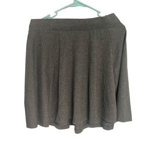 h&m grey skirt. labeled a size medium but can fit medium-large 🧦